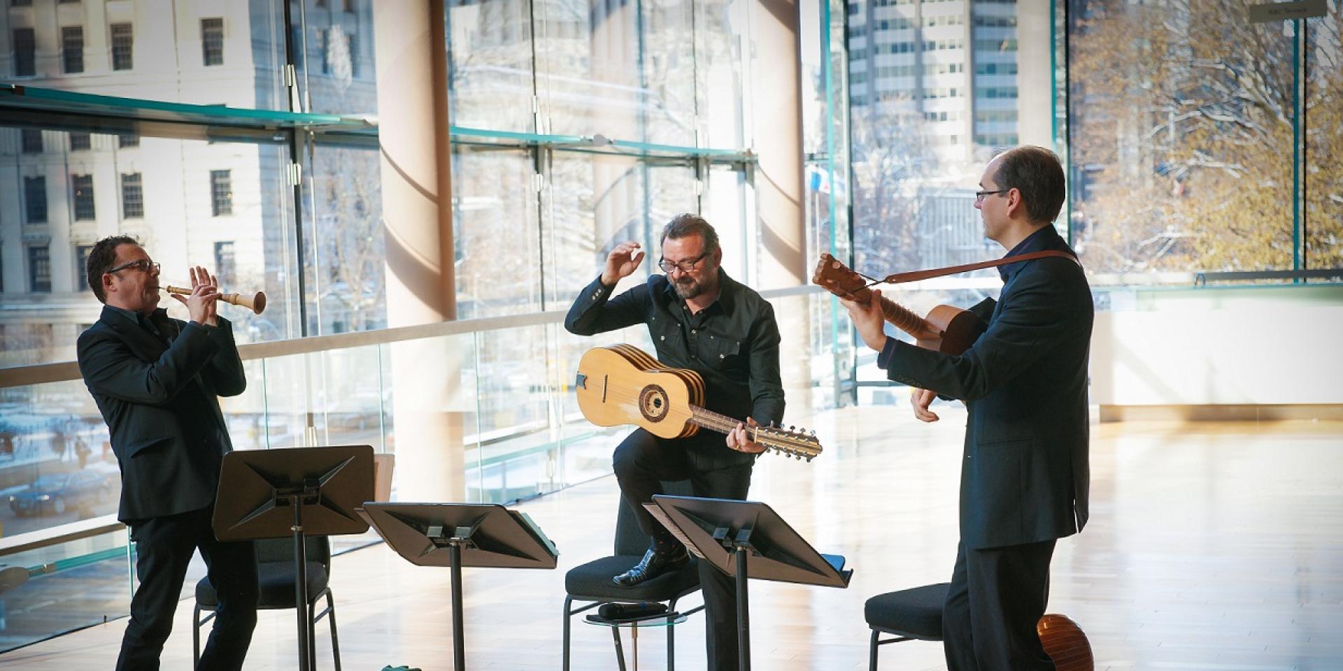 3 musicians from the Vesuvius ensemble perform